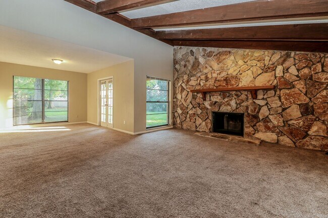 Building Photo - 15801 Knollview Dr