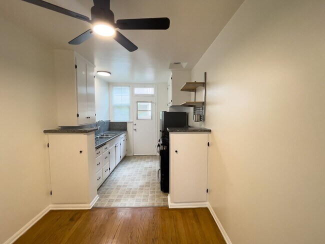 Building Photo - Remodeled Studio in the Heart of Los Feliz