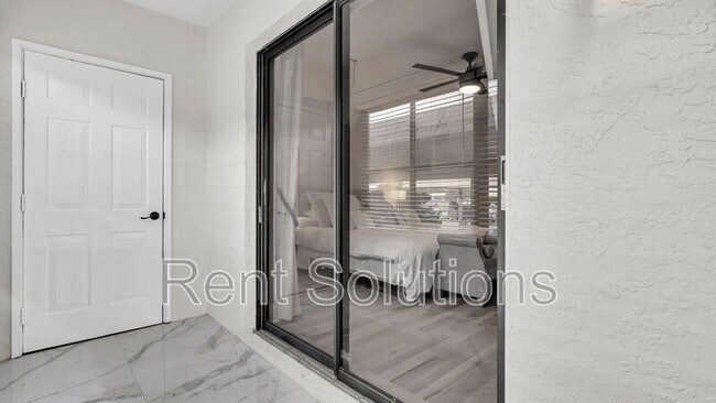 Building Photo - 10192 Seminole Island Dr
