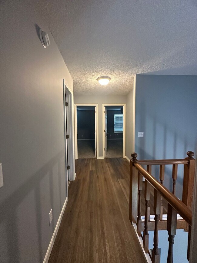Building Photo - Briarwood West!  End Unit!