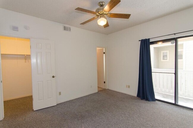 Building Photo - Quaint townhouse style condominium in Hyde...