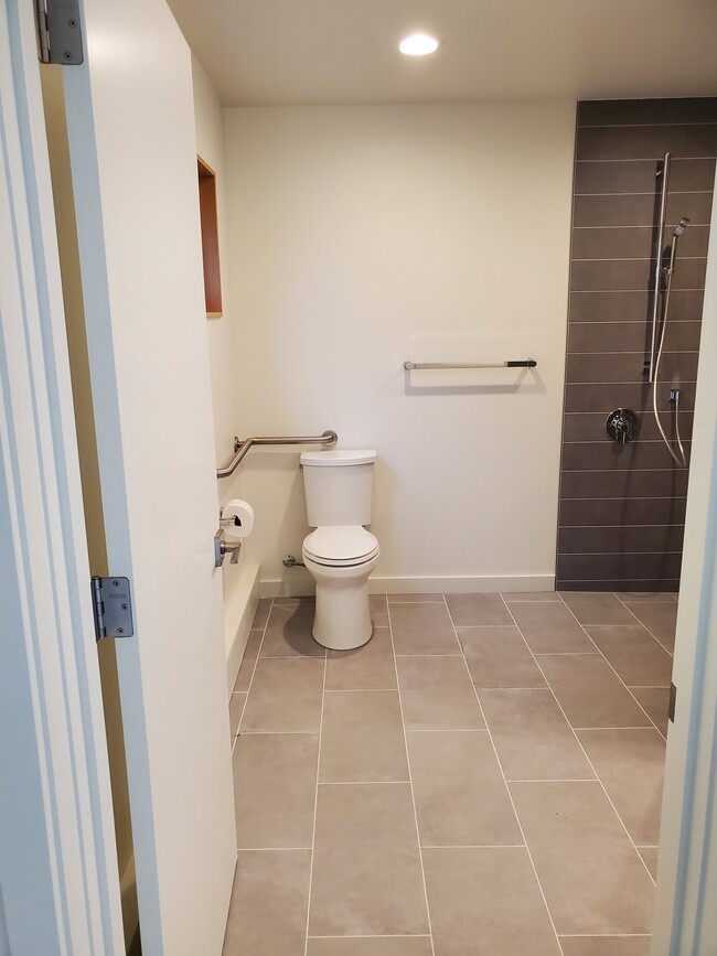 East ensuite accessible bathroom - 4320 Bel-Red Rd