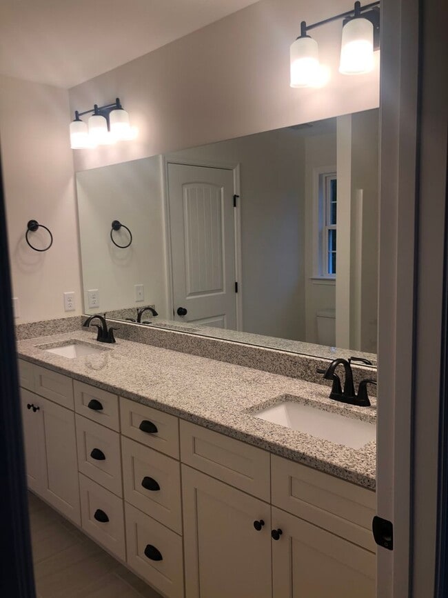 Building Photo - 3 Bedrooms + 2.5 Bath Renatal in East Brainerd