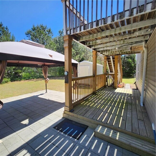 Building Photo - 1202 St James Pl