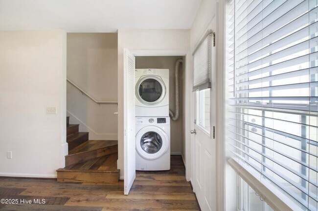 Building Photo - Short Term Townhome Available ASAP!