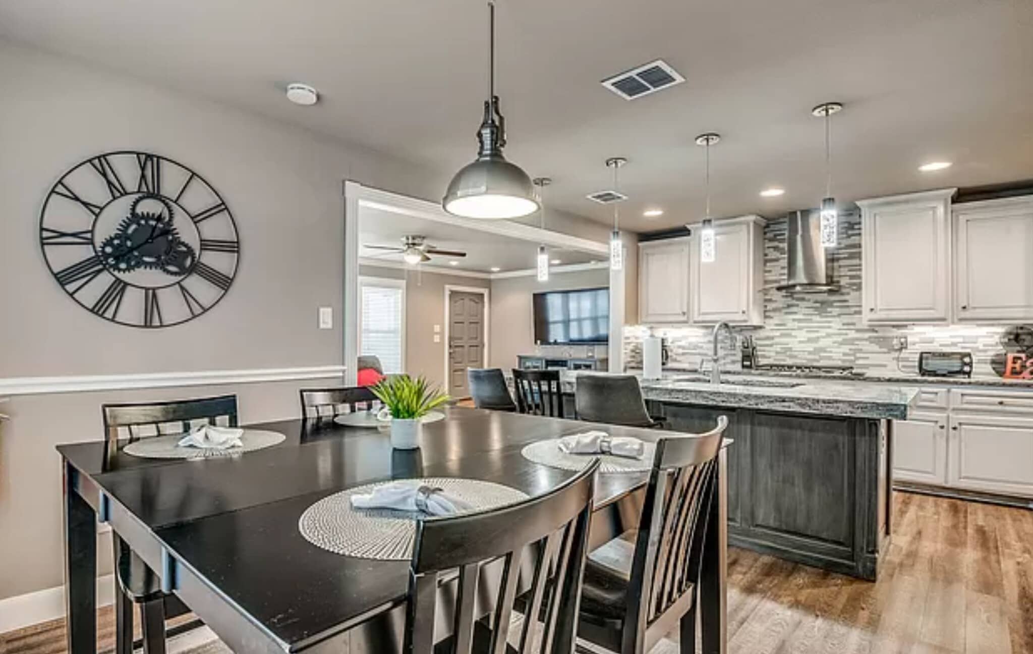 Building Photo - 730 S Mesquite Ave