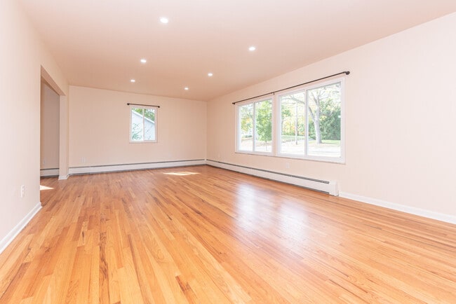 Building Photo - 1520 Traver Rd