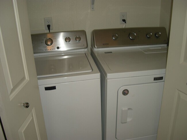 Building Photo - Three Bedroom, Two and a Half Bath Townhome Near UNR