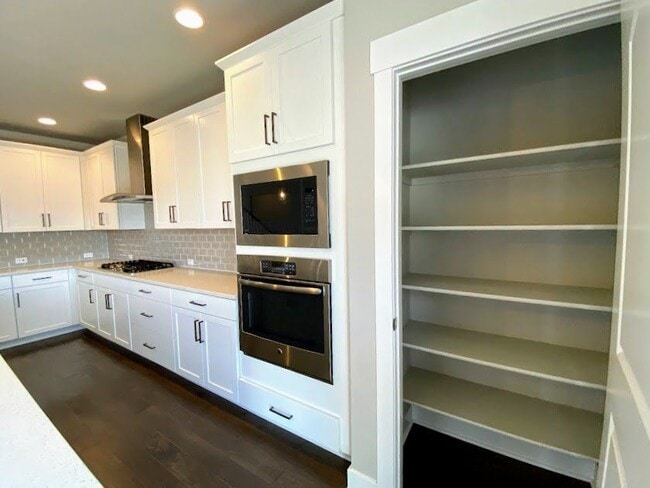 Building Photo - 5447 Valentia St