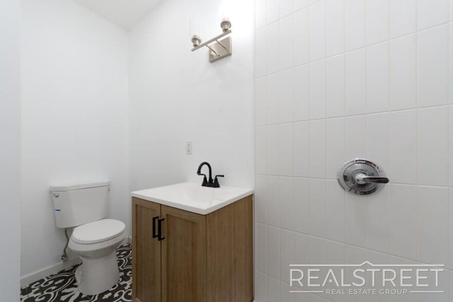 Building Photo - 2 Bed/ 2 Bath Penthouse Private roof deck
