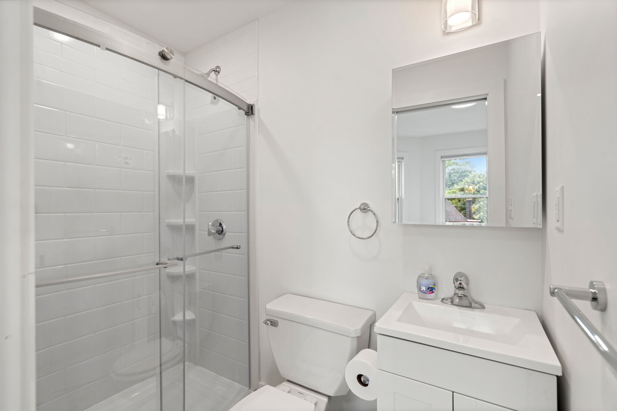 Building Photo - 621 E 8th St