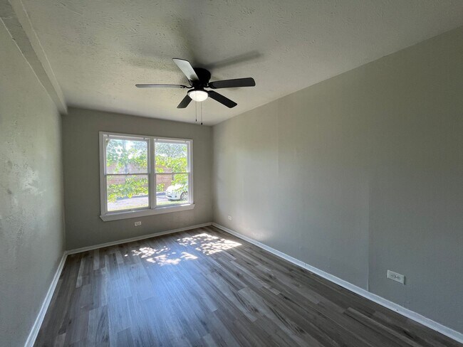 Building Photo - ONE BEDROOM APARTMENT WITH WATER BILL PAID!