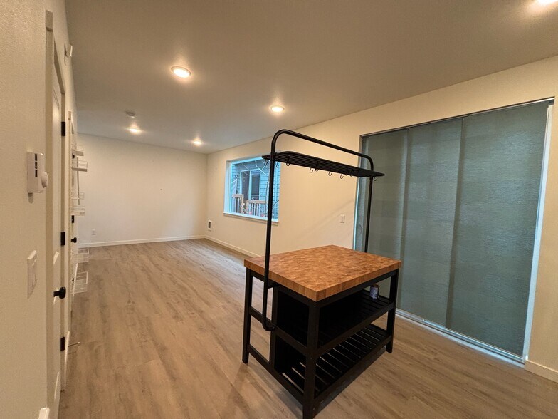 Building Photo - 12070 SE Pine St