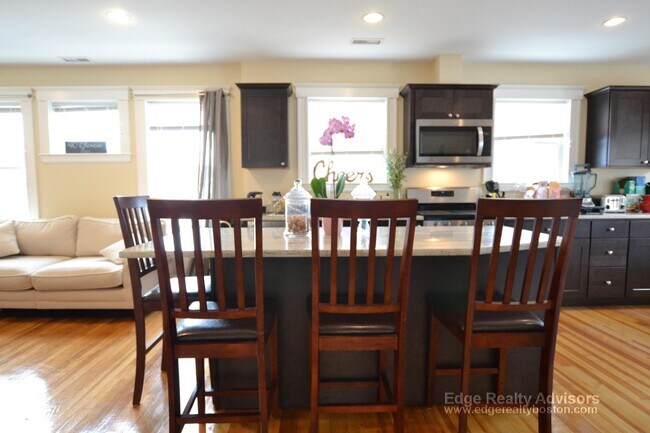 Building Photo - 35 Glencoe St