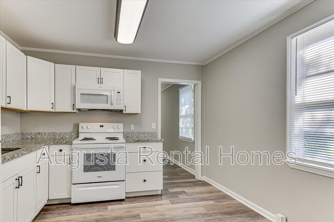 Building Photo - 2128 Roosevelt Dr