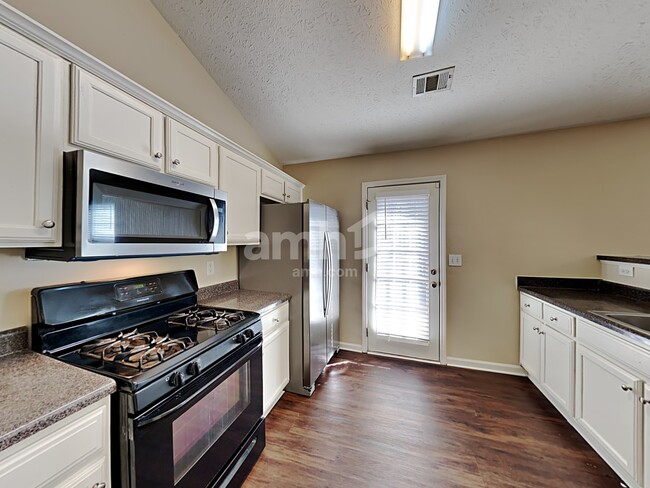 Building Photo - 1401 Buckingham Pl