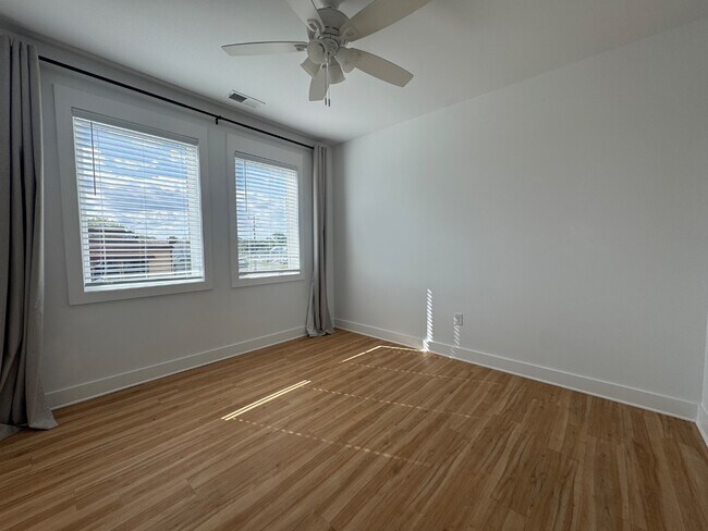 Building Photo - 120 N Lake Park Blvd