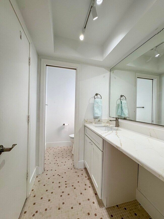 Building Photo - 305 SE 9th Ave