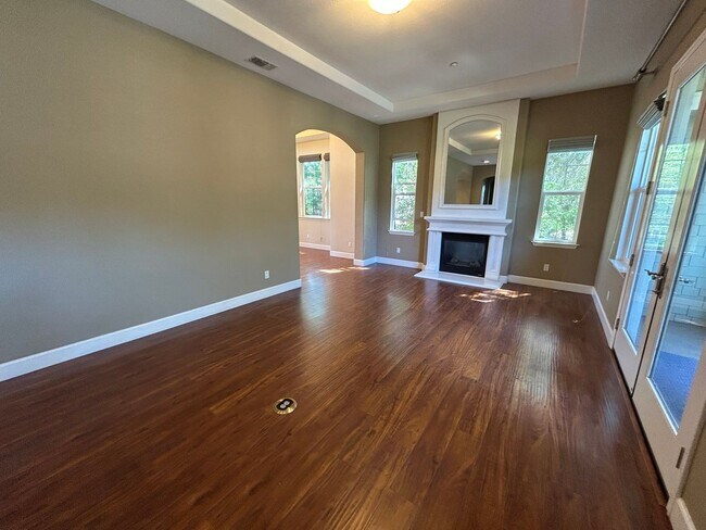 Building Photo - Luxurious and Spacious 5 Bedroom in Gilroy