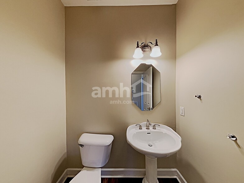 Building Photo - 3129 Jenkins Dr