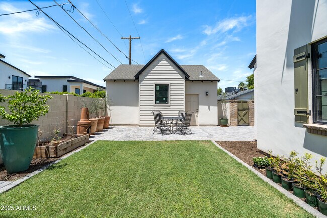 Building Photo - 4901 E Amelia Ave