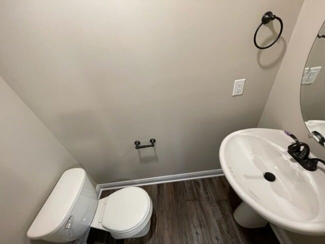 Building Photo - 3 Bedroom 2 1/2 Bathroom Home!