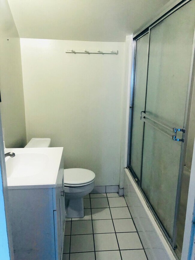 Building Photo - Large House w/ off-street parking & 3 BATHROOMS!