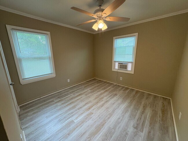 Building Photo - Newly Renovated Home on Baker St