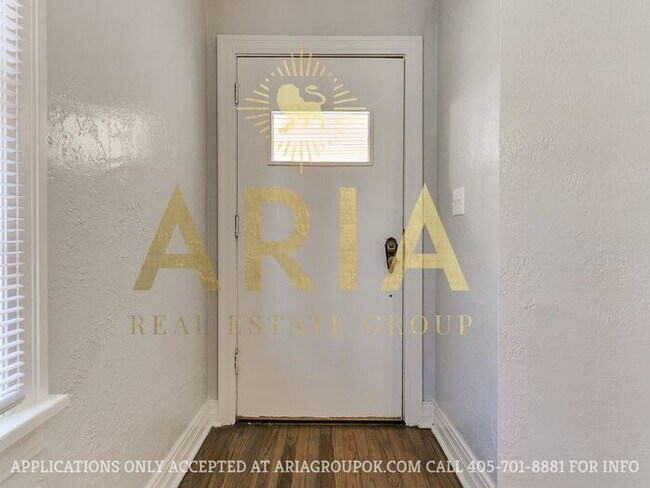Building Photo - COMING SOON! 2 Bed/2 Bath Duplex Super Clo...