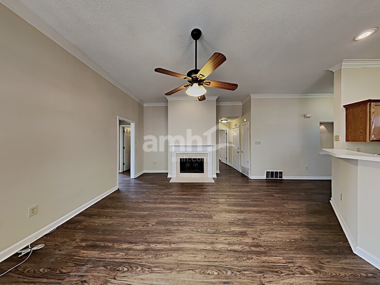 Building Photo - 10067 Woodland Grove Dr