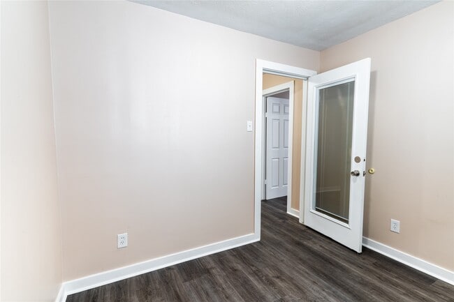 Building Photo - 305 N Live Oak St