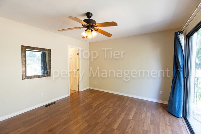 Building Photo - Beautiful 2 bed, 2.5 bath, 1373 sqft Townh...