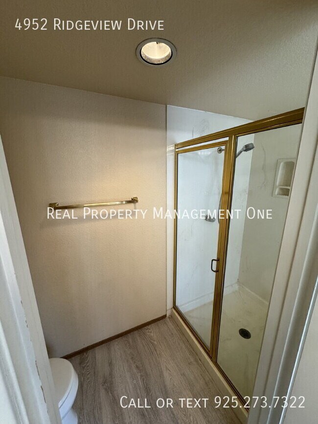 Building Photo - 4952 Ridgeview Dr