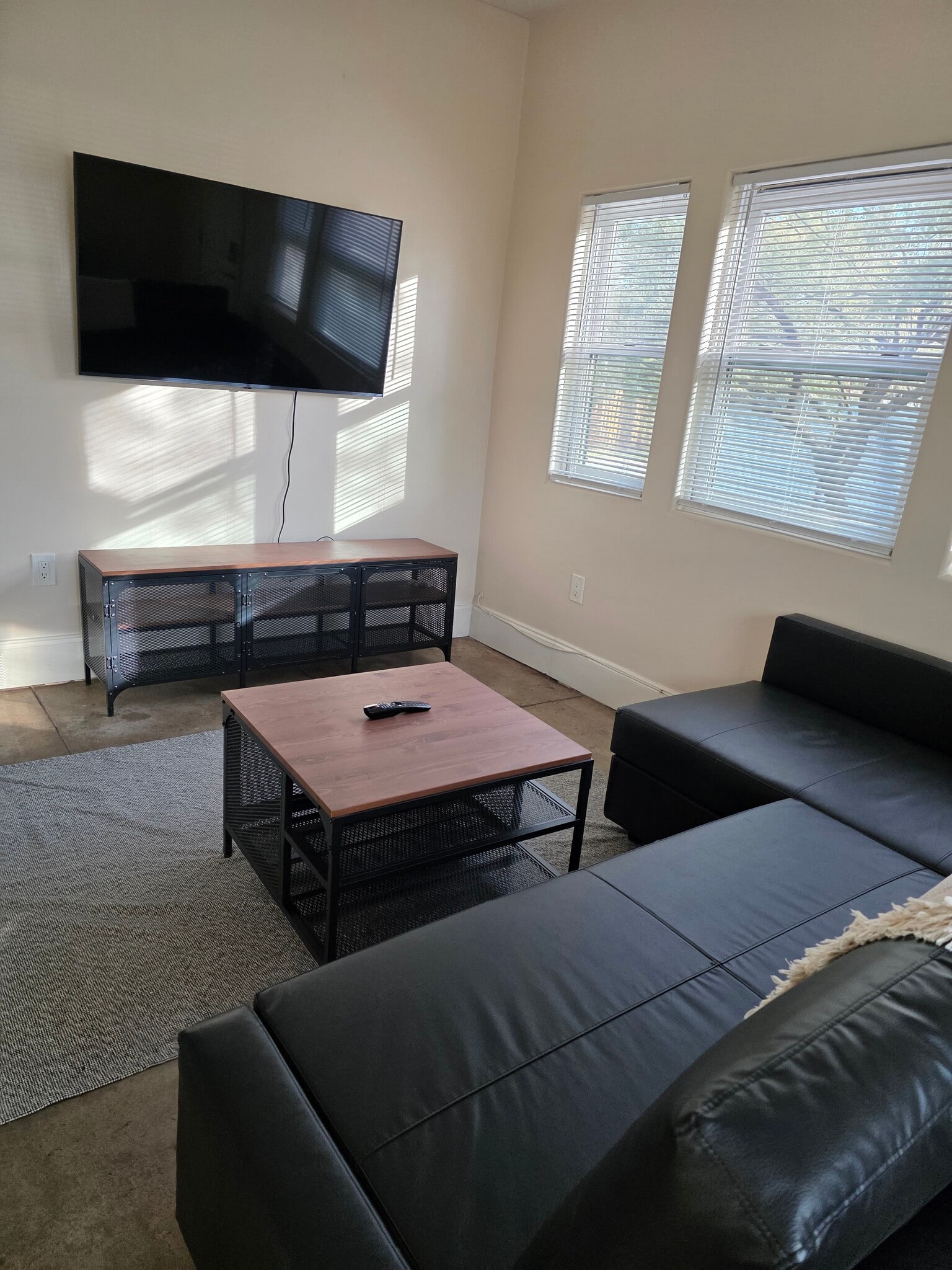 Living Area Seating - 1049 N Jacobus Ave