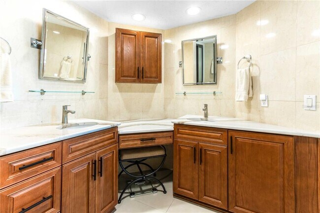 Building Photo - 736 Island Way