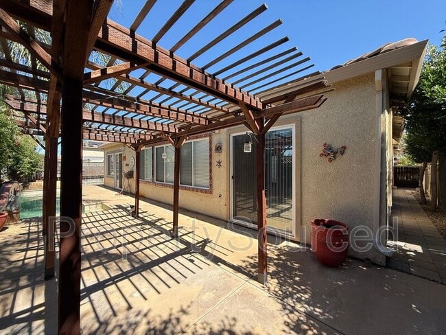 Building Photo - 523 Ruess Rd