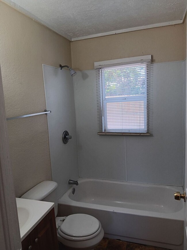 Building Photo - 2/1 home for rent - Come see before it is ...