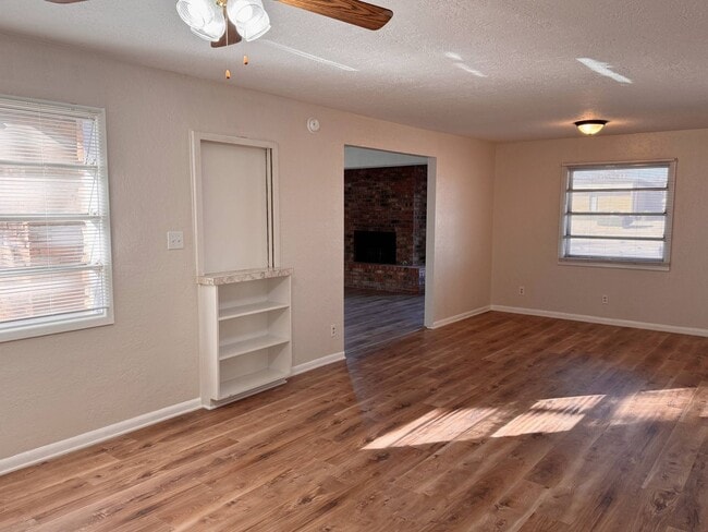 Building Photo - Adorable Mid Century Modern home on a corner lot!