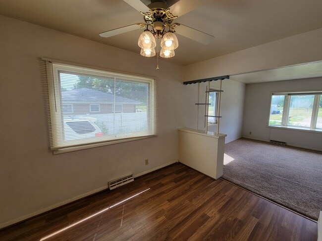 Building Photo - 4 bedroom 2 bath near campus!