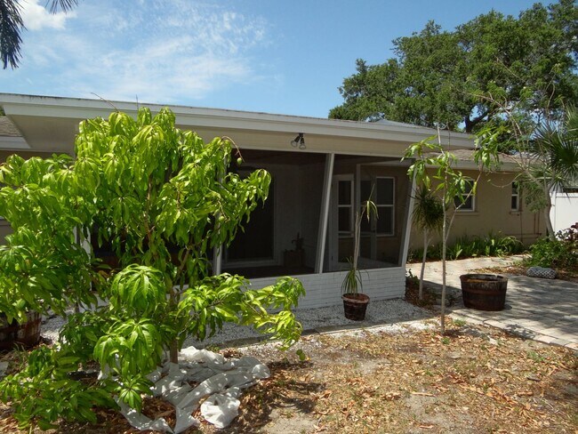 Building Photo - Gorgeous 3/2 in Clearwater