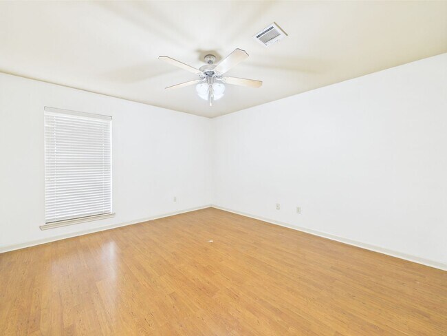 Building Photo - 109 Country Ln