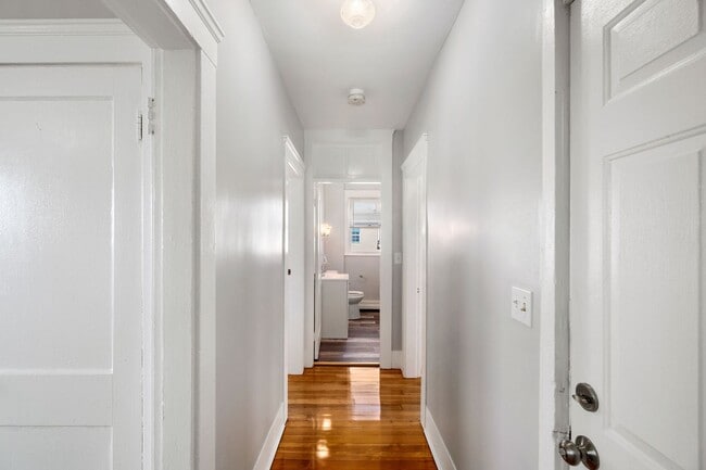 Building Photo - 508 Lonsdale Ave