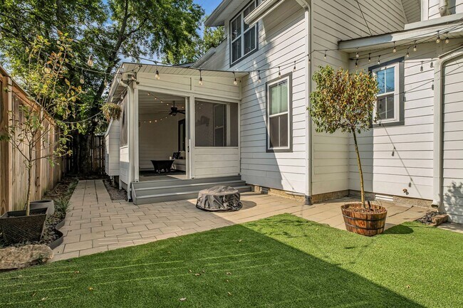 Building Photo - Great price for a huge house! CHARMING Sylvan Heights home 4 Bed 4 Bath. Beautiful private backya...