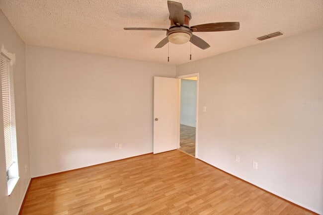 Building Photo - 743 Hummingbird Ln