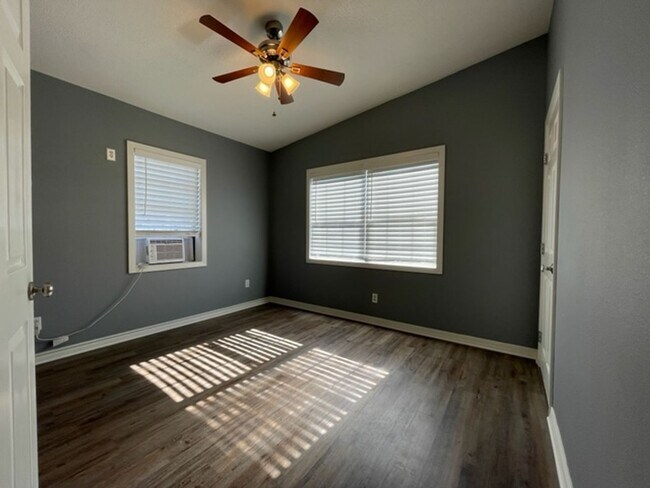 Building Photo - Quaint Home!