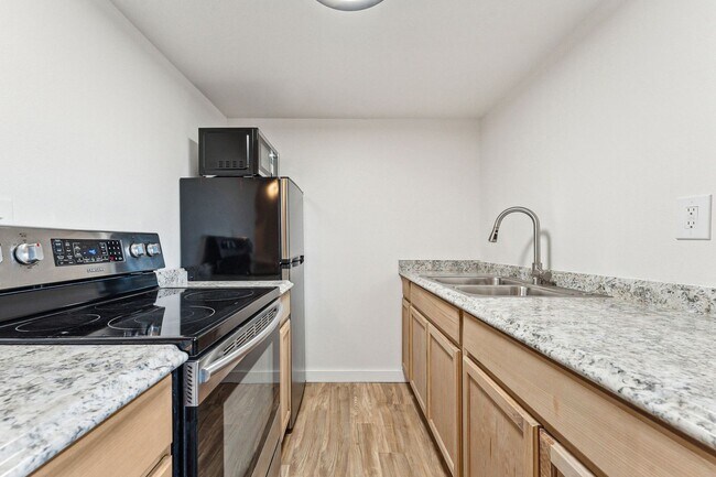 Building Photo - 1Bed/1Bath Apartment with HUGE Private Yard!