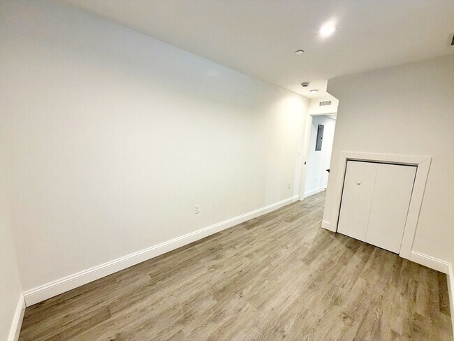 Building Photo - 182 Webster St