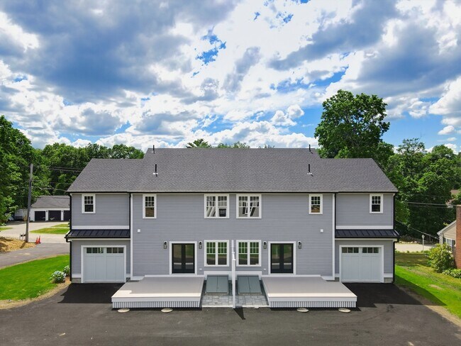 Building Photo - 35 Poquanticut Ave