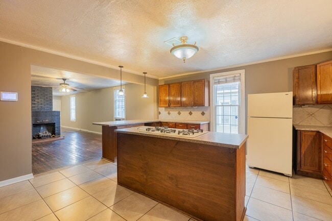 Building Photo - 1 bed, 2 Bath, w/ bonus room, centrally located and convenient to downtown!