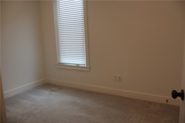 Building Photo - 2085 E Roe Ter